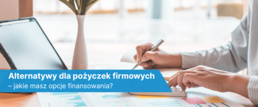 Osoba analizująca dokumenty finansowe przy biurku z tabletem i kalkulatorem